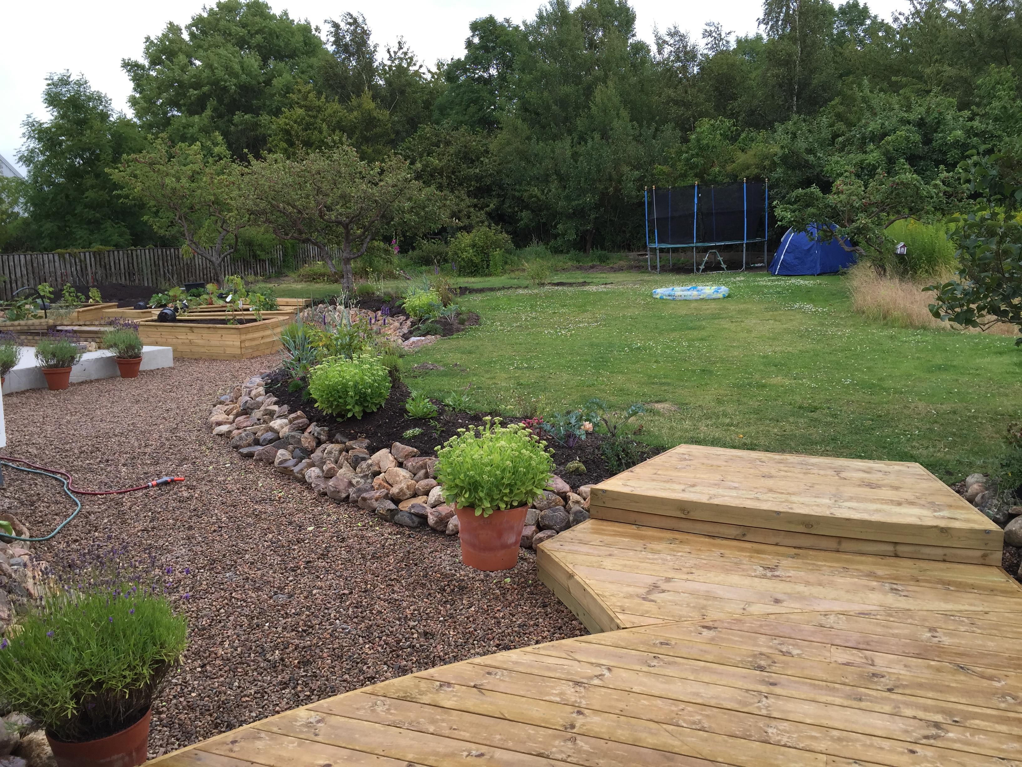 Trädäck i trädgård