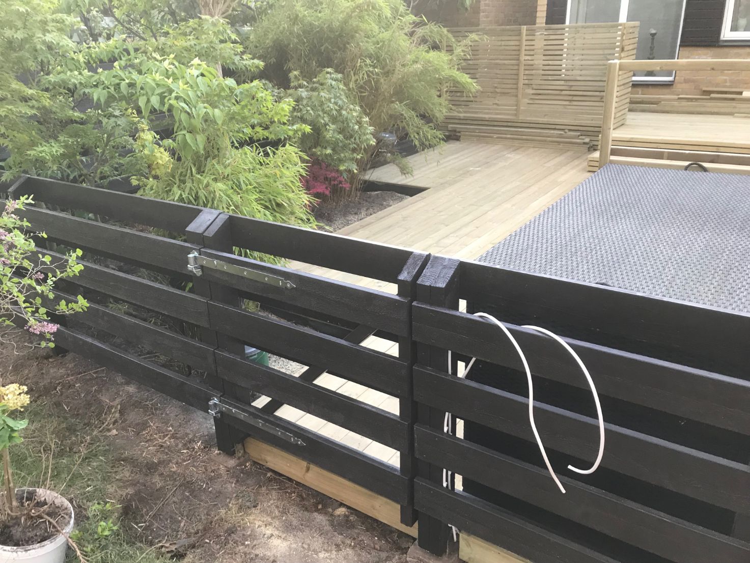 trästaket med grind