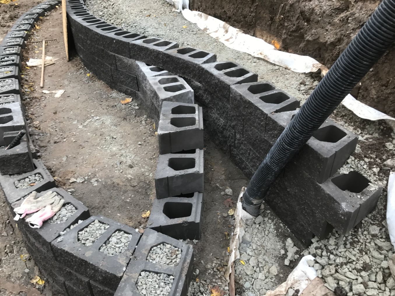 uteplats med stenmur