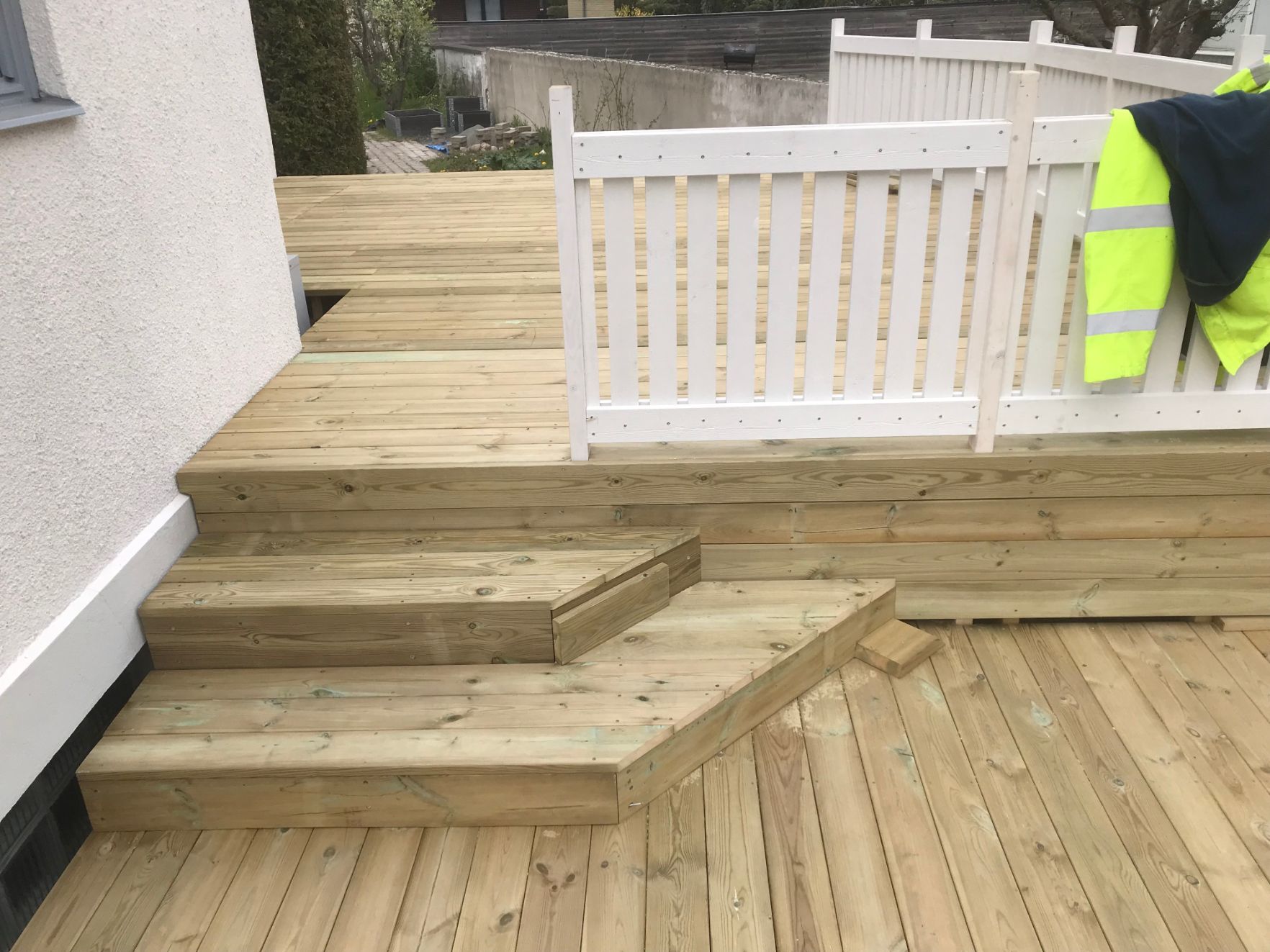 terass med trappor och räcke