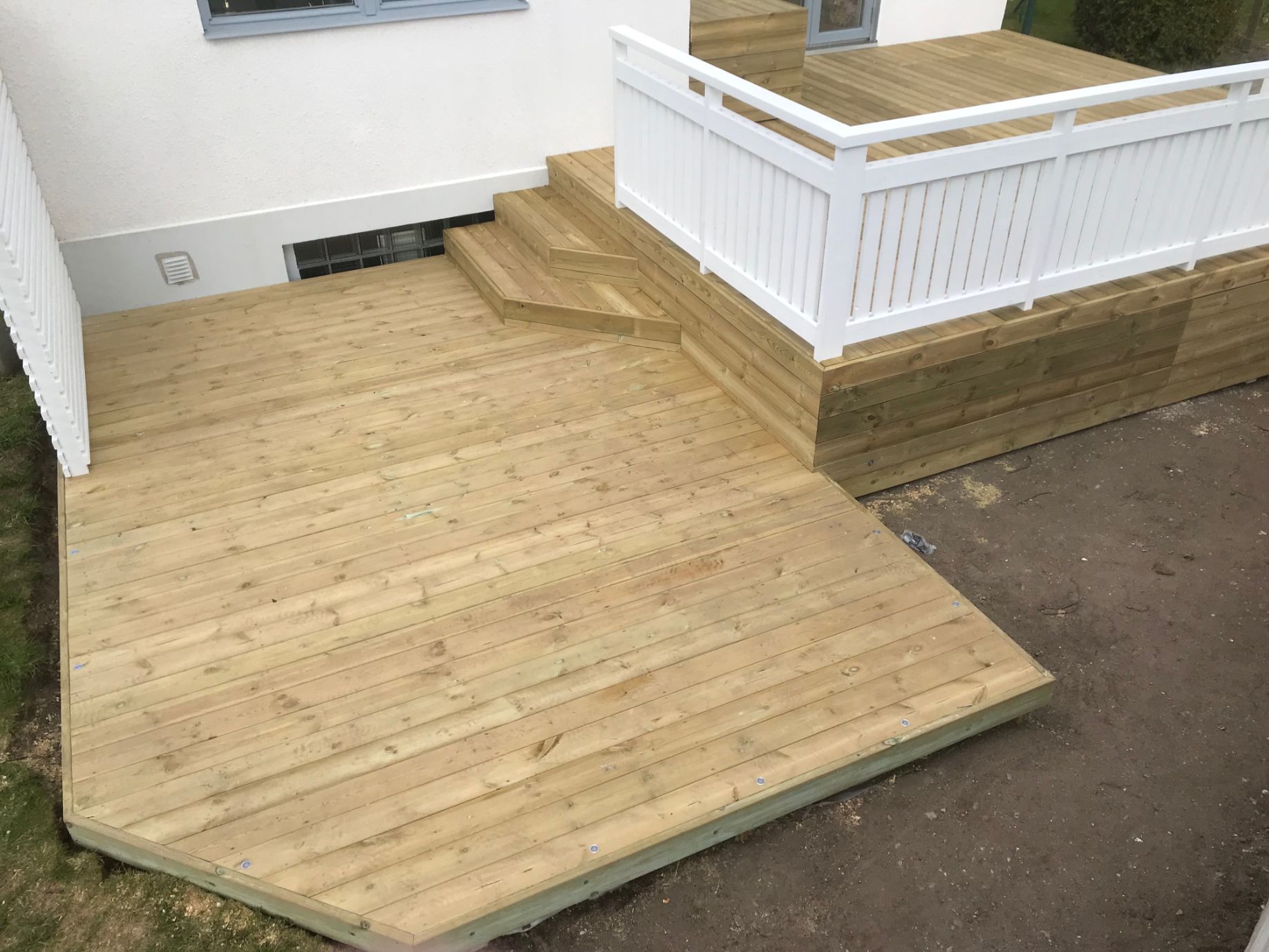 uteplats med trappor och räcke